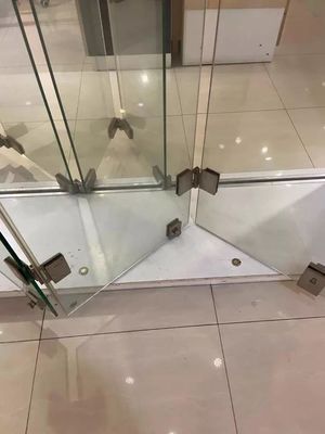 Стекло из цинкового сплава Сдвижное оборудование Складывающие безрамочные стеклянные системы Внутренние двусторонние двери