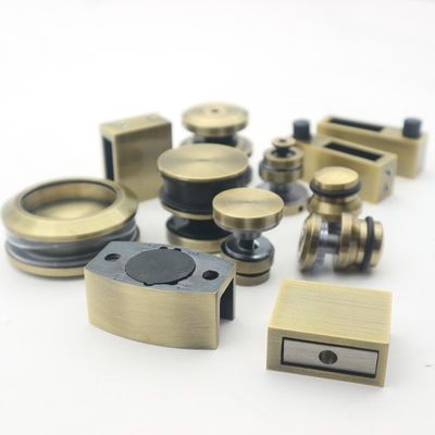 Хорошая цена Система раздвижных дверей без рамы SS304 с польскими золотыми роликами и стилем дизайна без рамы онлайн